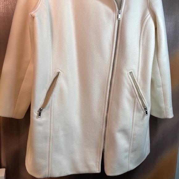 MIDI length off white asymmetrical zipper with sheared collar. Full zip XL. 302 - Picture 2 of 8